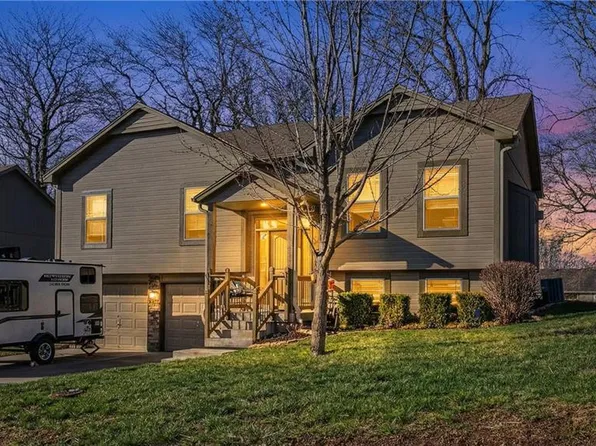 809 Colonial Dr, Pleasant Hill, MO 64080