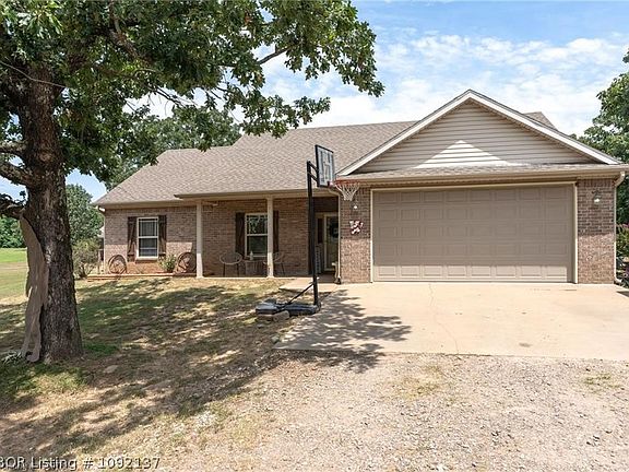 2nd image of 422 Hidden Oaks Rd