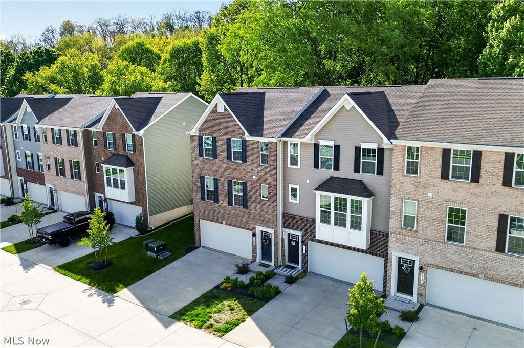 1129 Bean Ln, Akron, OH - View 2