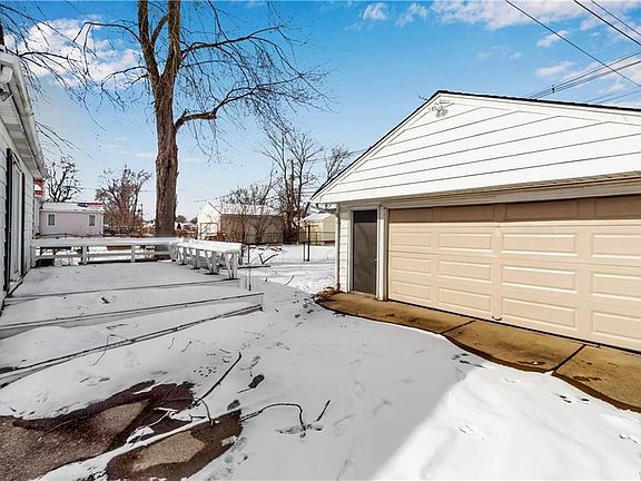 5th image of 262 Dunlop Ave