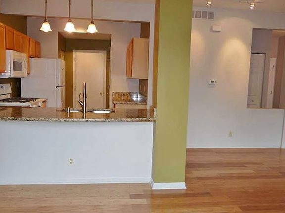 4th image of 6185 Commonwealth Dr