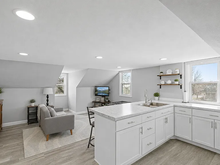 501 W 3rd St #2 — Photo 2