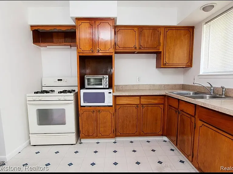 24320 Cunningham Ave — Photo 8