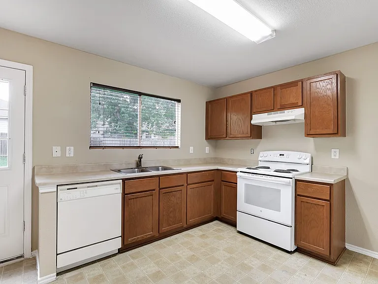 210 Birchwood Bay — Photo 10