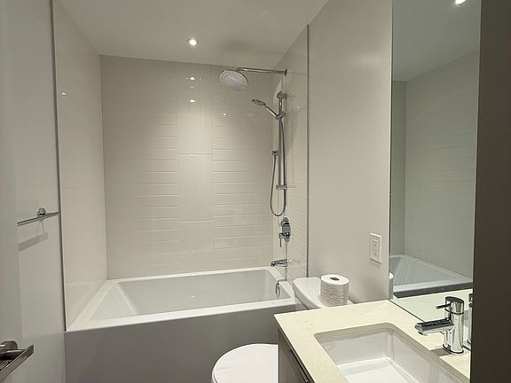 5th image of 448 Burnhamthorpe Rd W #6707