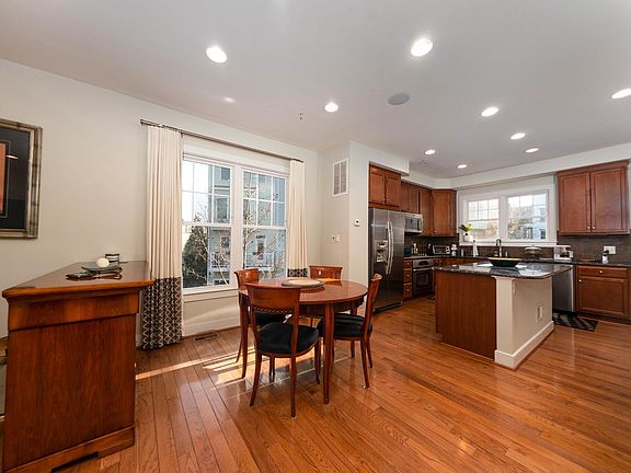 3rd image of 643 Regent Pl NE