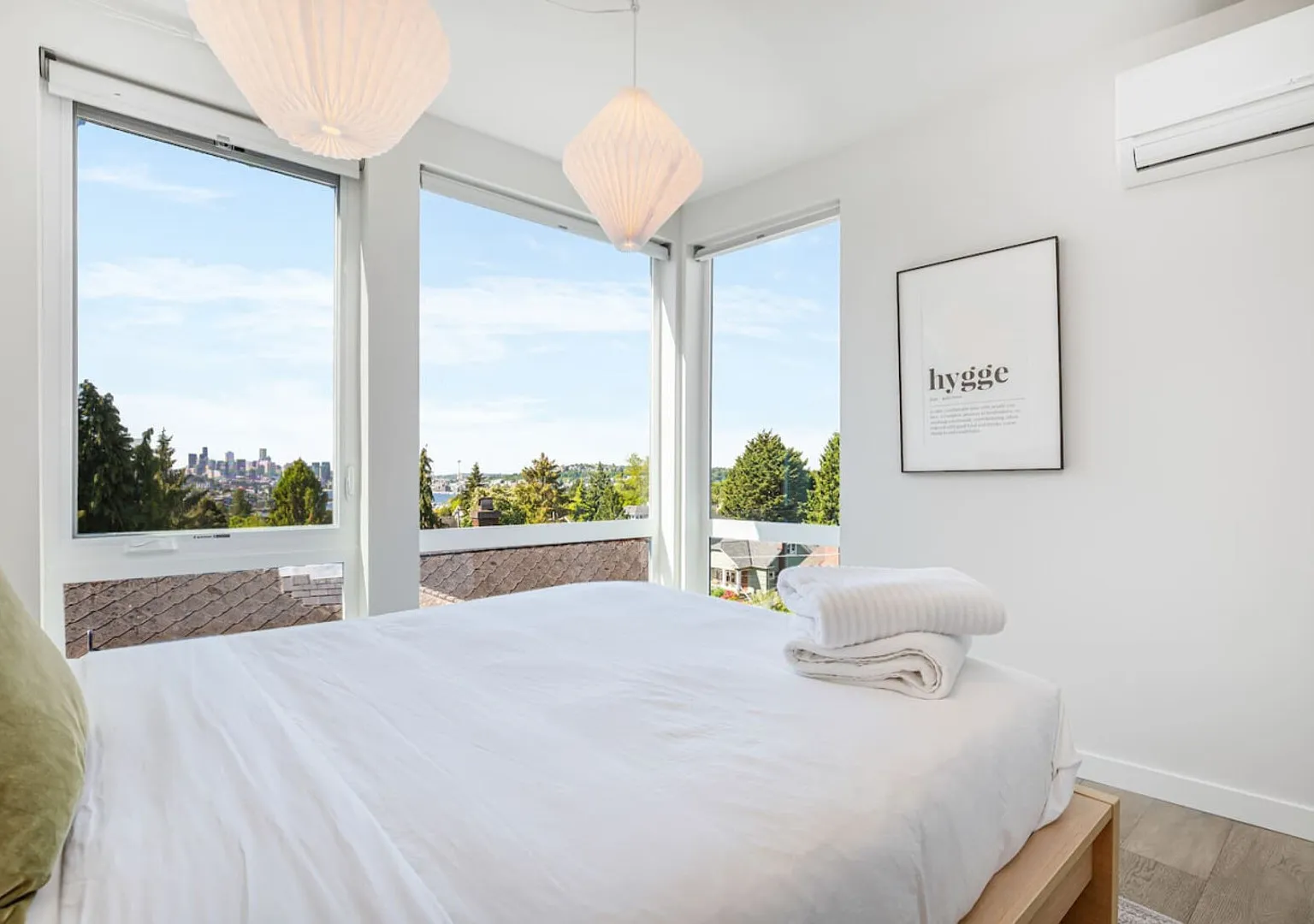 3BR 3BA Modern Cityscape- Rooftop Patio with Waterview,Near Stadium — Photo 4