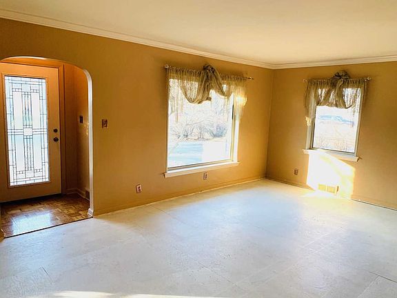 3rd image of 16 S Parker Dr