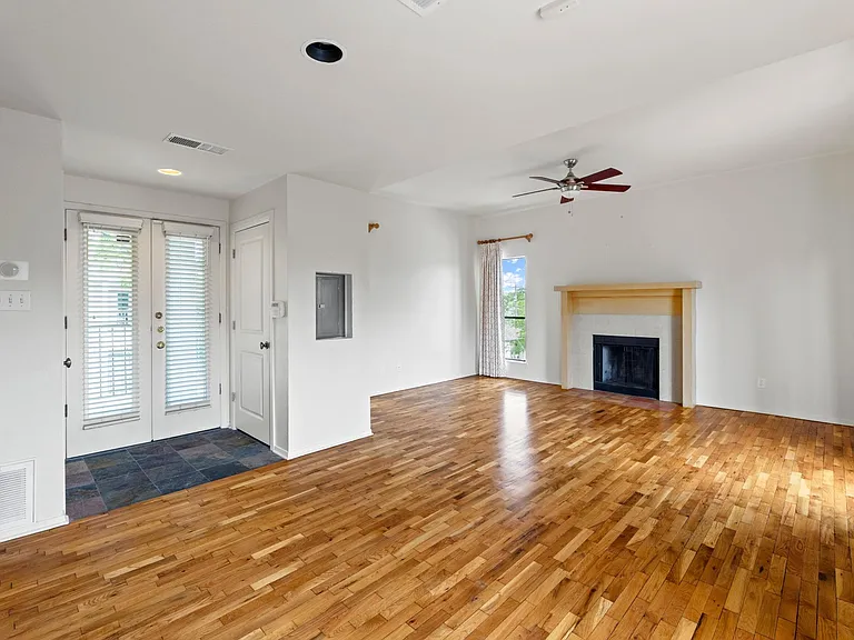 409 E 38th St #305 — Photo 2