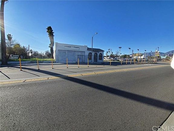 2nd image of 850 N E St