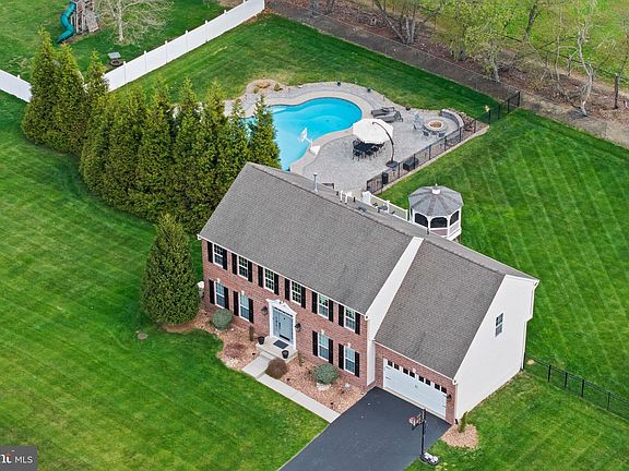 3rd image of 11 Nicholas Ct