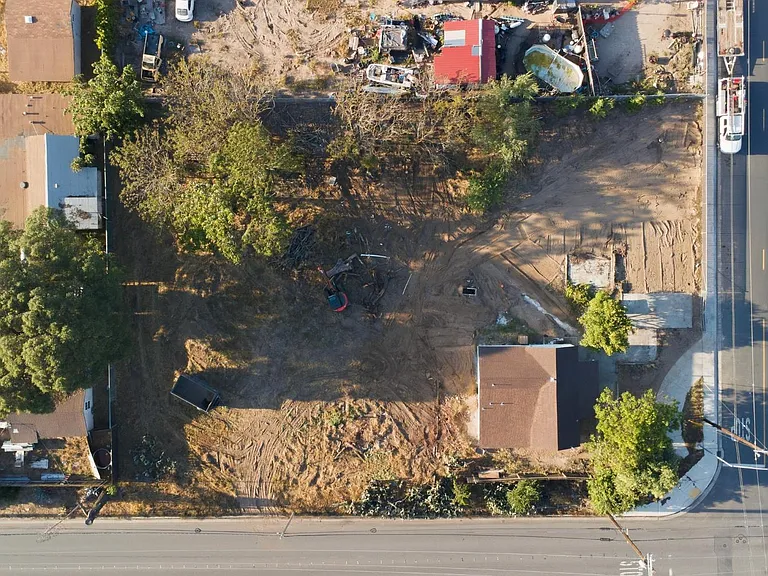 696 Pedersen Rd — Photo 9