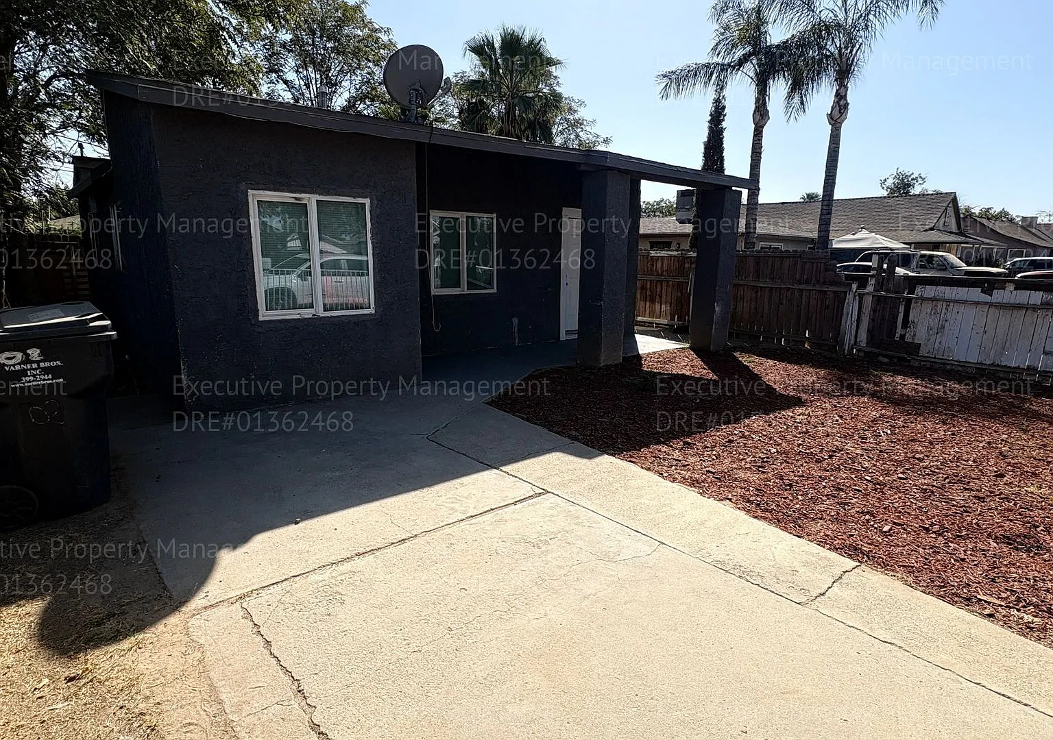3 bedroom 1 bathroom house located near Decatur St and Oildale Dr — Photo 3