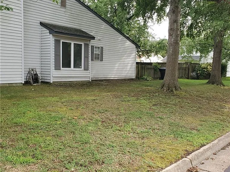 953 Dallas Ct — Photo 2