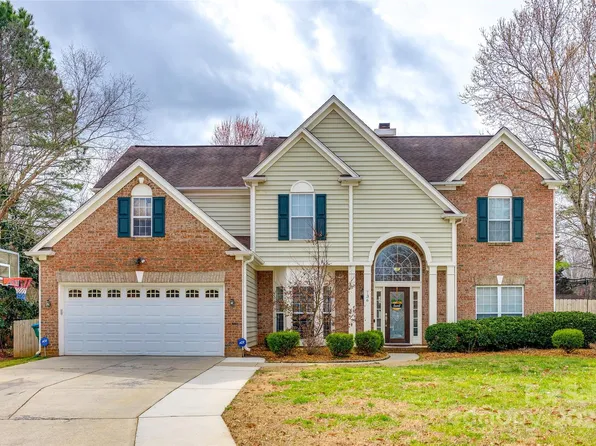 736 Meadow Lake Dr, Matthews, NC 28105
