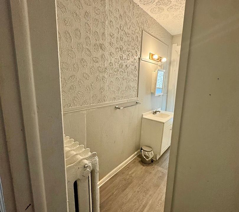 2nd image of 814 Brown St #3