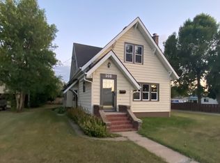 208 3rd St SE, Rugby, ND 58368