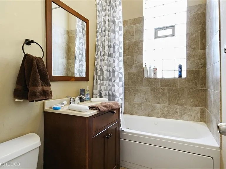 1138 W Addison St #2 — Photo 9