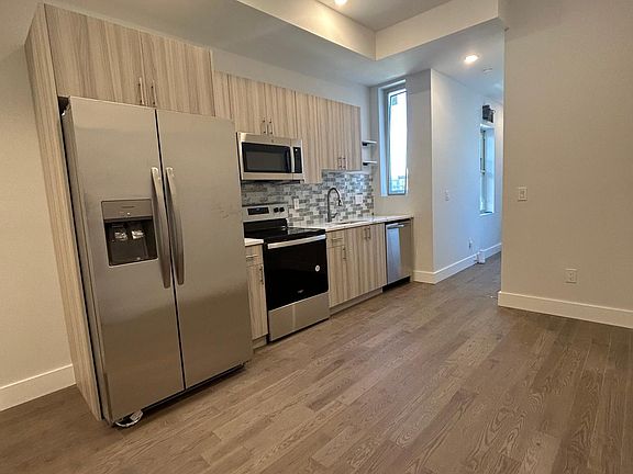 5th image of 2443 N Marshall St