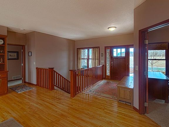 4th image of 1004 Marion Ct NE
