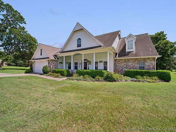 2nd image of 1406 NE Oakridge Dr