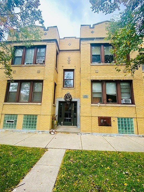 1st image of 3236 W Balmoral Ave APT 2E
