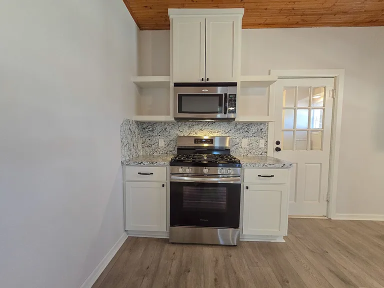 1224 N Market Ave — Photo 12