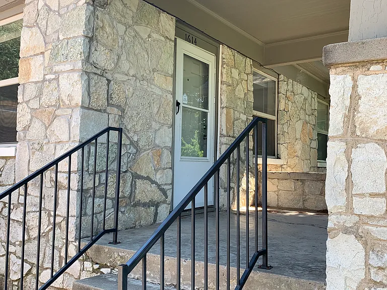 1612 N Marion Ave — Photo 2