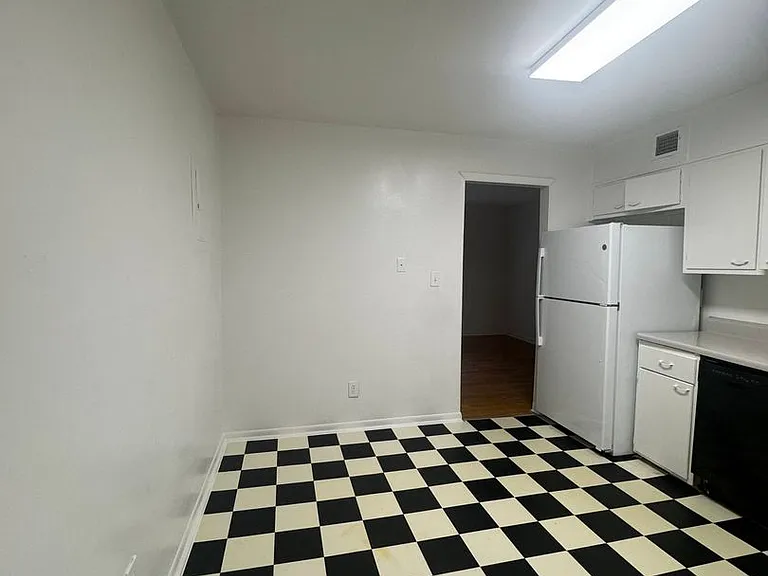 351 Hillcrest — Photo 18