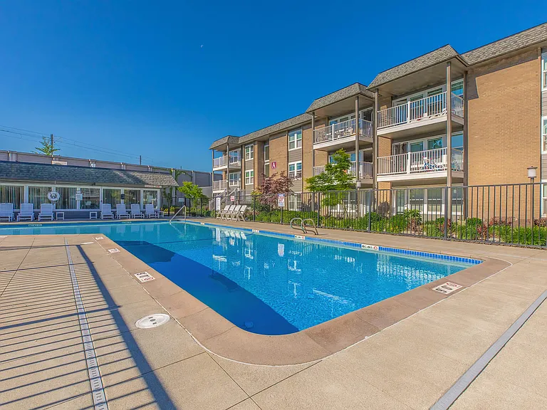 Corinthian Apartments — Photo 10
