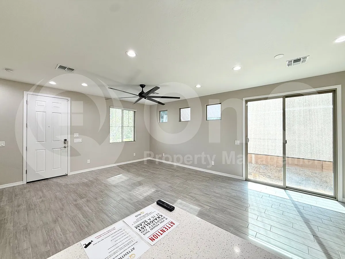 3 bed, 2.5 bath, 1605 sqft, $1,995 — Photo 3