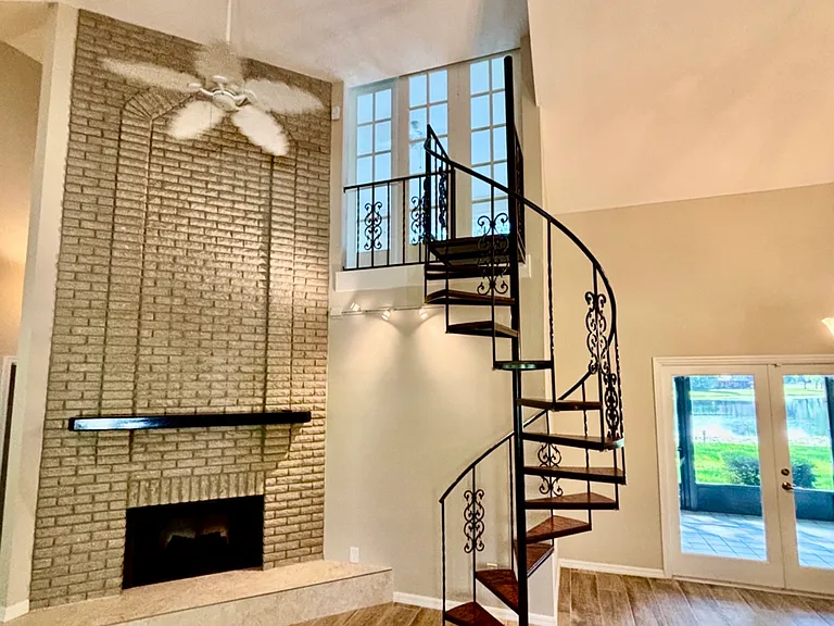401 Crystal Lake Dr — Photo 8