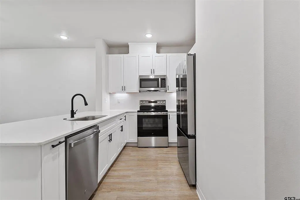 2 bed, 995 sqft, $1,400 — Photo 4