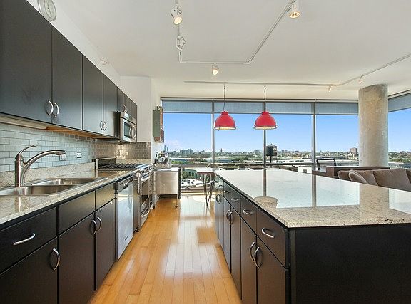 5th image of 860 W Blackhawk St #902