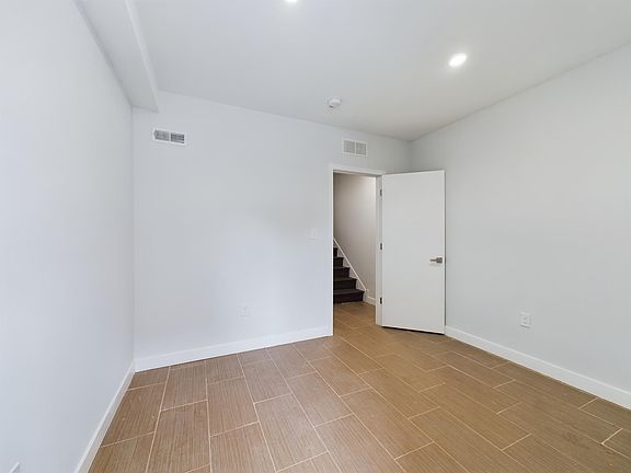 2nd image of 529 W Dauphin St #1