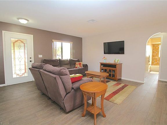 4th image of 706 SW 35th Ter