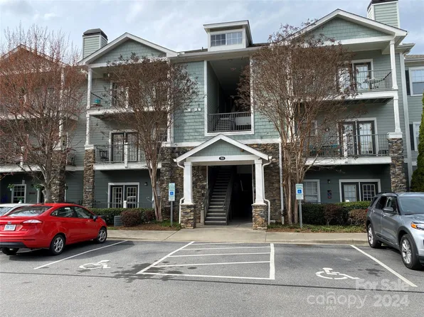 700 Vista Lake Dr APT 206, Candler, NC 28715