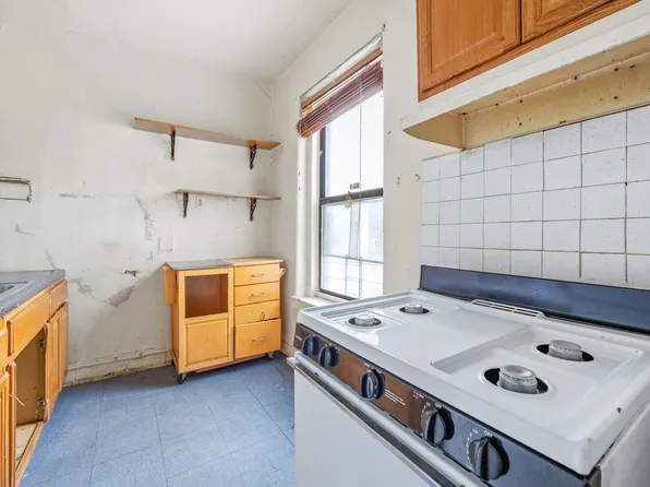 961 Washington Avenue image 3 of 5