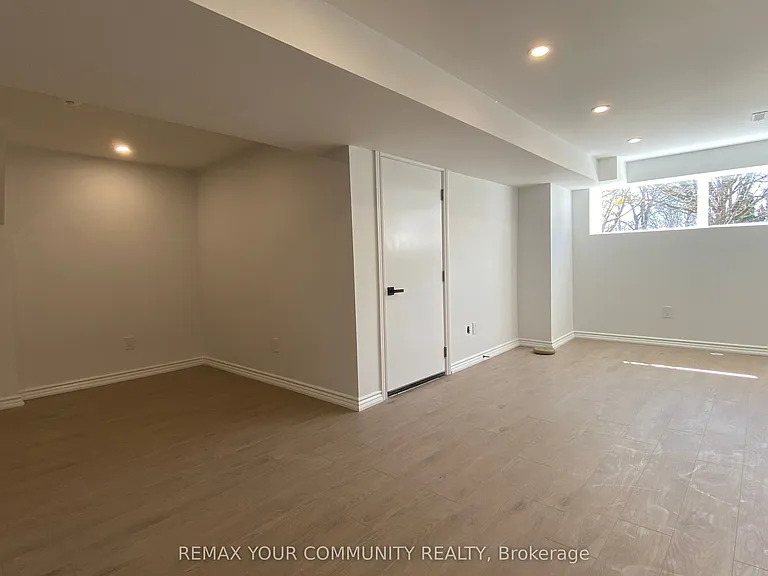 134 Kemano Rd #BASEMENT — Photo 9