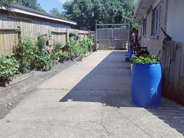 5530 Gatewood St #A, Houston, TX 77053