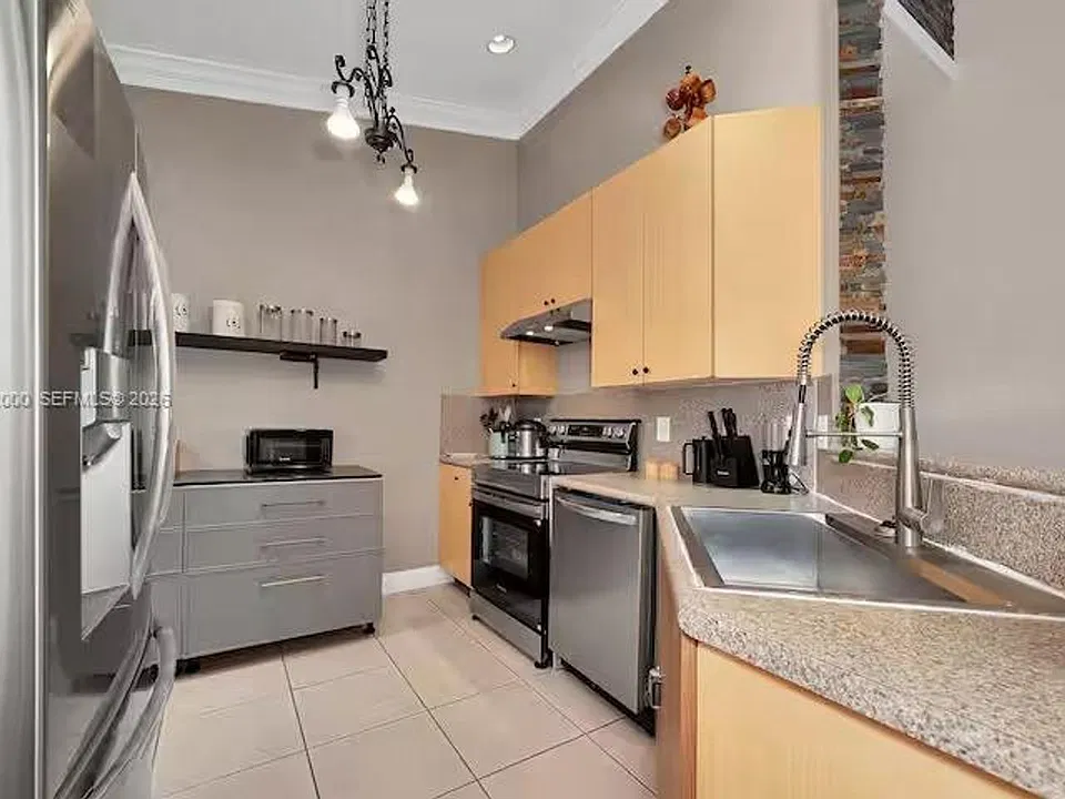 2327 NE 37th Ter #2327