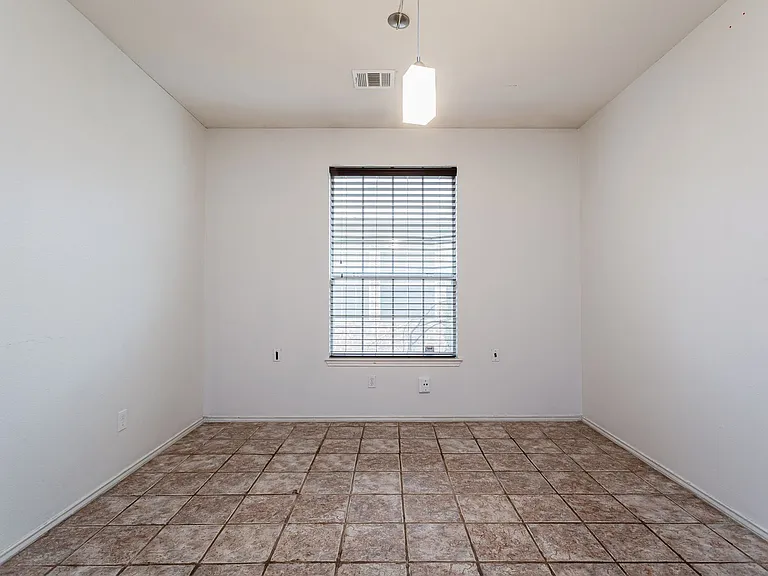 1235 Blackthorn Dr — Photo 5