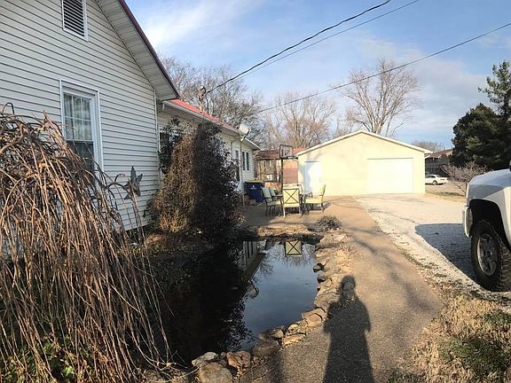 2nd image of 900 N Main St