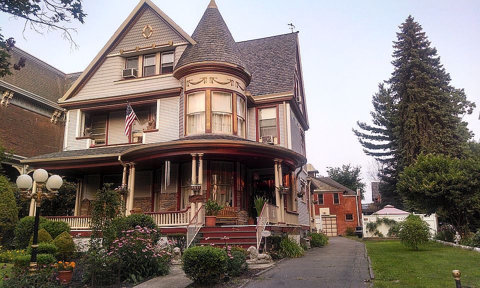 7 beds ,5 baths,&  elevator