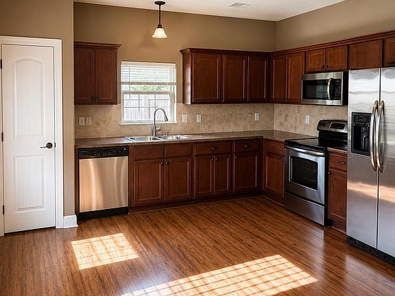 4th image of 916 Dakota Ln