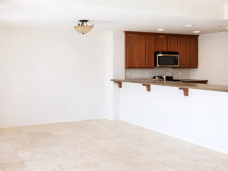 1613 Emerald St — Photo 3