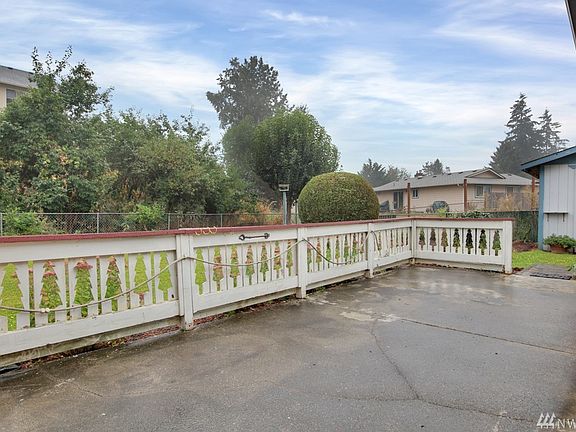 4th image of 1218 192nd St E