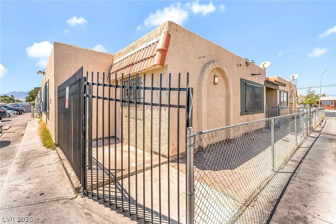 2 bed, 1.0 bath, 2980 sqft, $985 — Photo 2