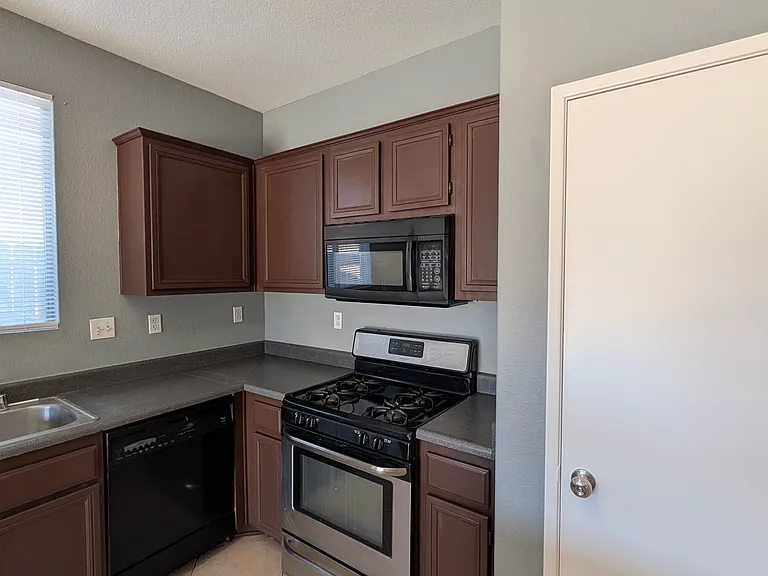 43592 Yukon Ct — Photo 2