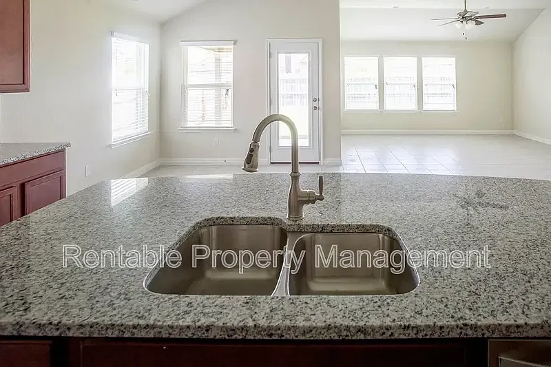 4 bed, 2.0 bath, 1785 sqft, $1,925 — Photo 4